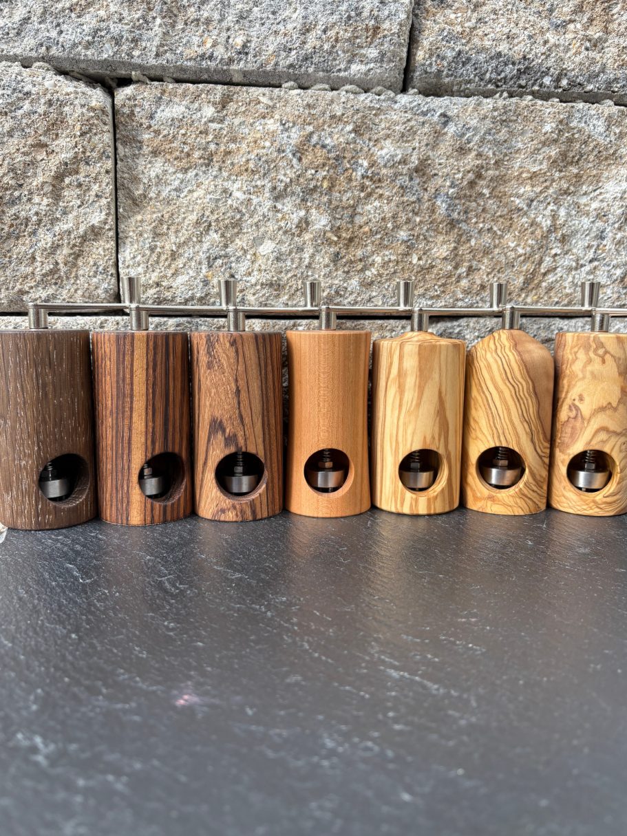 Muskatnussmühle (Abb.: (von links) Mooreiche, Zebrano, Krische, Olive)